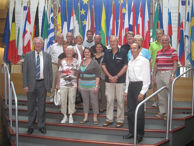 Die Nordheimer Besuchergruppe mit Reiner Wieland MdeP (v.li.) und Eberhard Gienger MdB (v.re.) im Europäischen Parlament in Strassburg.